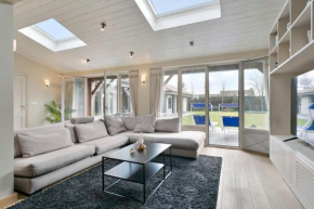 Huswell - Luxurious Villa with Lounge and Stunning Garden